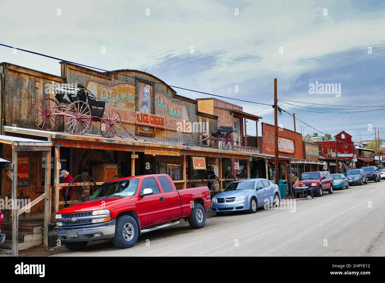 Saloon und Geschäfte auf der Main Street, der alten Route 66, in der touristischen alten Bergbaustadt Oatman, Mohave County, Arizona. Stockfoto