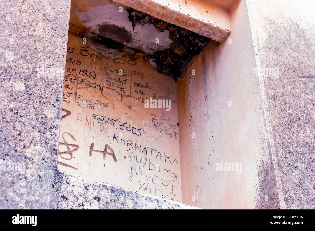 Entstellte Marmorwände des Golconda Fort in Hyderabad, Telangana, Indien. Viele Touristen haben das historische Denkmal verwüstet, um ihre "Mark" zu hinterlassen. Stockfoto
