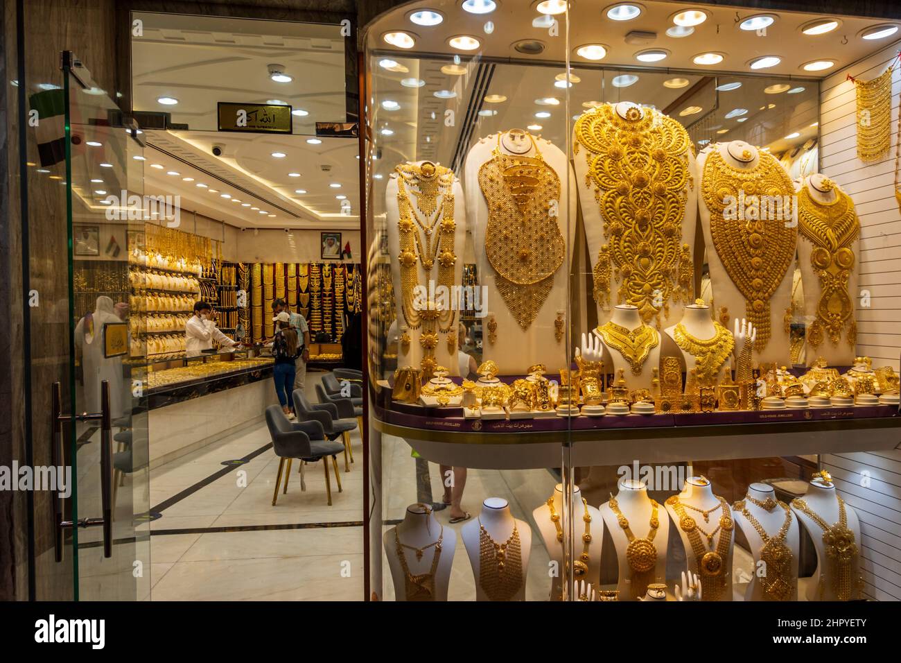 Schaufenster im Dubai Gold Souk im Viertel Deira. Eines der beliebtesten Einkaufsziele und Goldmärkte in Dubai. Stockfoto