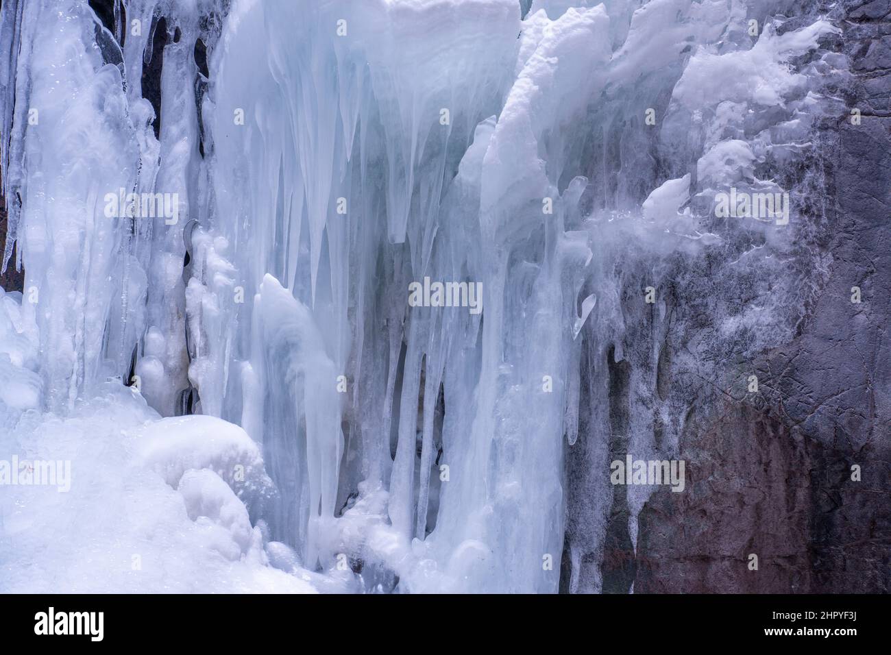 Eisformationen am gefrorenen Wasserfall des Box Canyon im Box Canyon Falls Park in Ouray, Colorado. Stockfoto