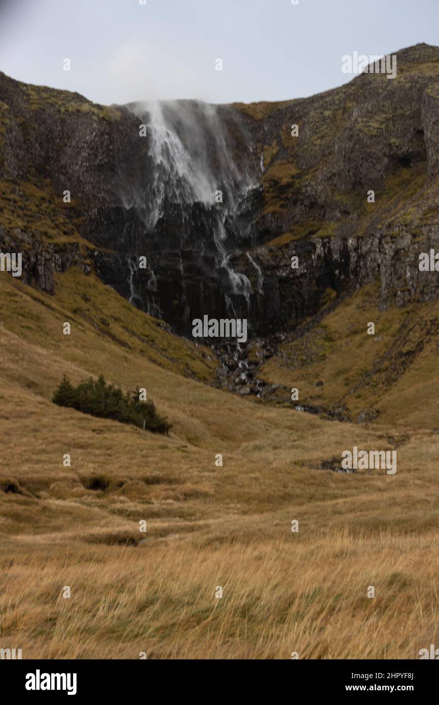 Blick auf einen Wasserfall bei starkem Wind auf der Snaefelsness Halbinsel, Island Stockfoto