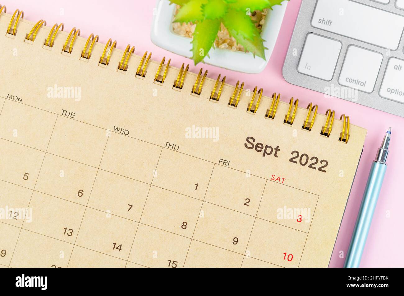 September 2022 Tischkalender mit Keyboard-Computer auf rosa Hintergrund. Stockfoto