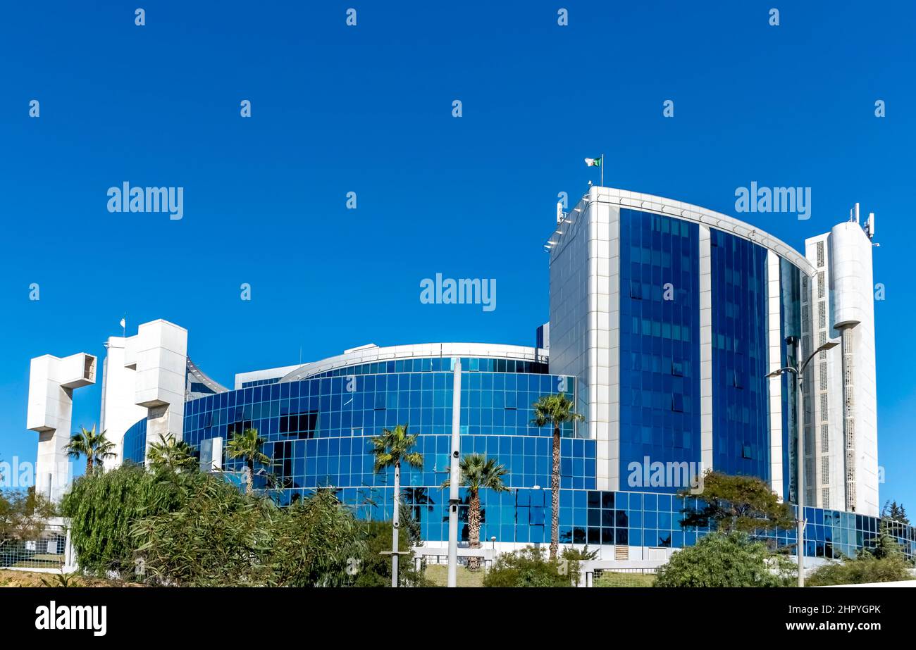 Algier, Algerien-08. Februar 2022: Regierungsministerium der Finanzen. Hauptquartier im Ahmed-Francis-Gebäude in Ben Aknoun. Aïmene Benabderrahmane. Stockfoto