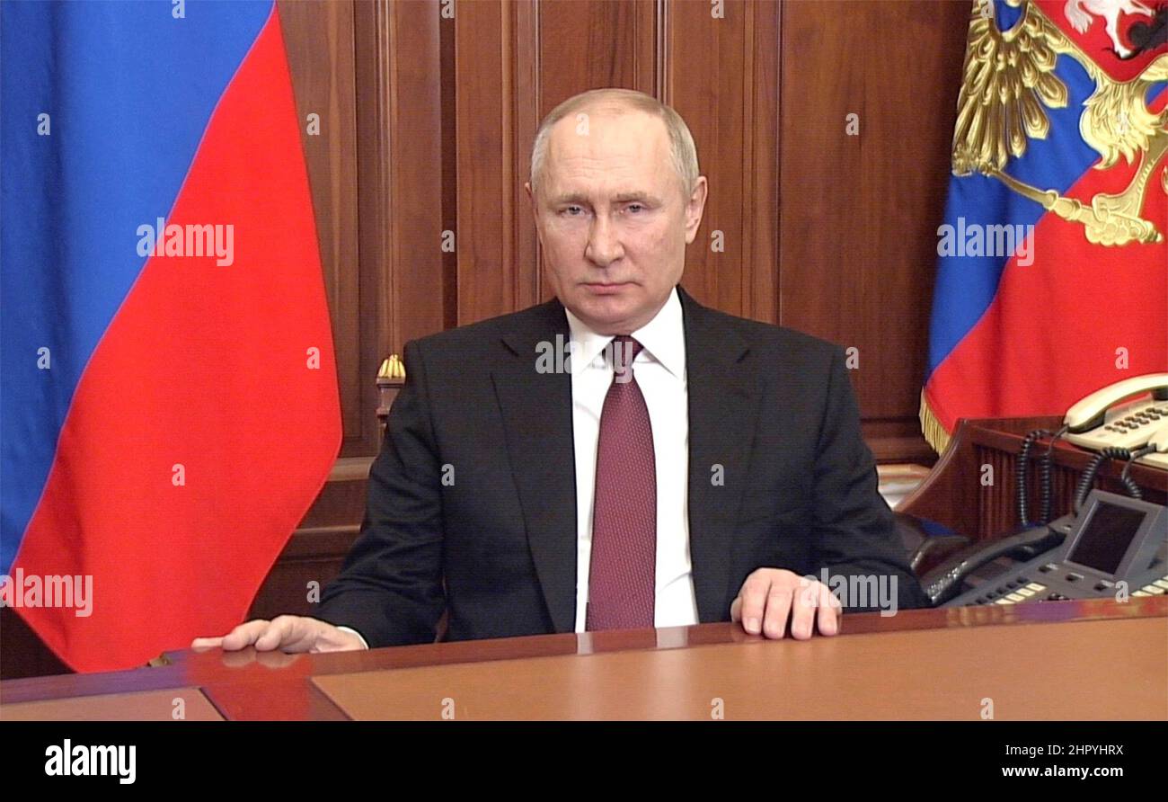 Moskau, Russland. 24th. Februar 2022. Der russische Präsident Wladimir Putin hält eine Rede an das russische Volk, in der er die Invasion der Ukraine vom Kreml am 24. Februar 2022 in Moskau, Russland, ankündigt. Kredit: Kremlin Pool/Kremlin Pool/Alamy Live Nachrichten Stockfoto