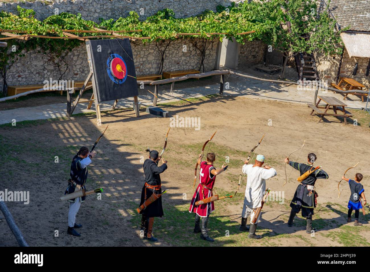 Historische ungarische Bogenschießshow im Schloss Sumeg Stockfoto