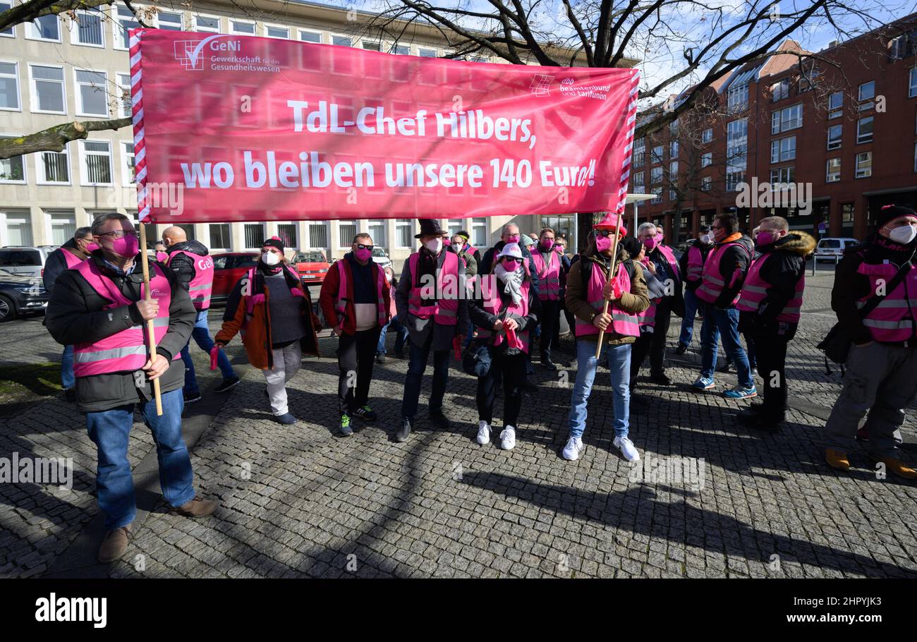 Hannover, Deutschland. 24th. Februar 2022. Arbeiter in Haftanstalten und Strafanstalten demonstrieren vor dem niedersächsischen landtag für eine Pflegezulage. Sie fordern von der Niedersächsischen Landesregierung eine Pflegezulage in Höhe von 140 Euro, wie im Tarifvertrag der Länder (TDL) vereinbart. Quelle: Julian Stratenschulte/dpa/Alamy Live News Stockfoto