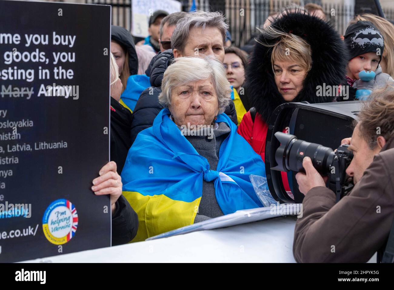 London, Großbritannien. 24th. Februar 2022. Ukraine Anti-Russland-Demonstranten in Whitehall London Großbritannien Kredit: Ian Davidson/Alamy Live News Stockfoto