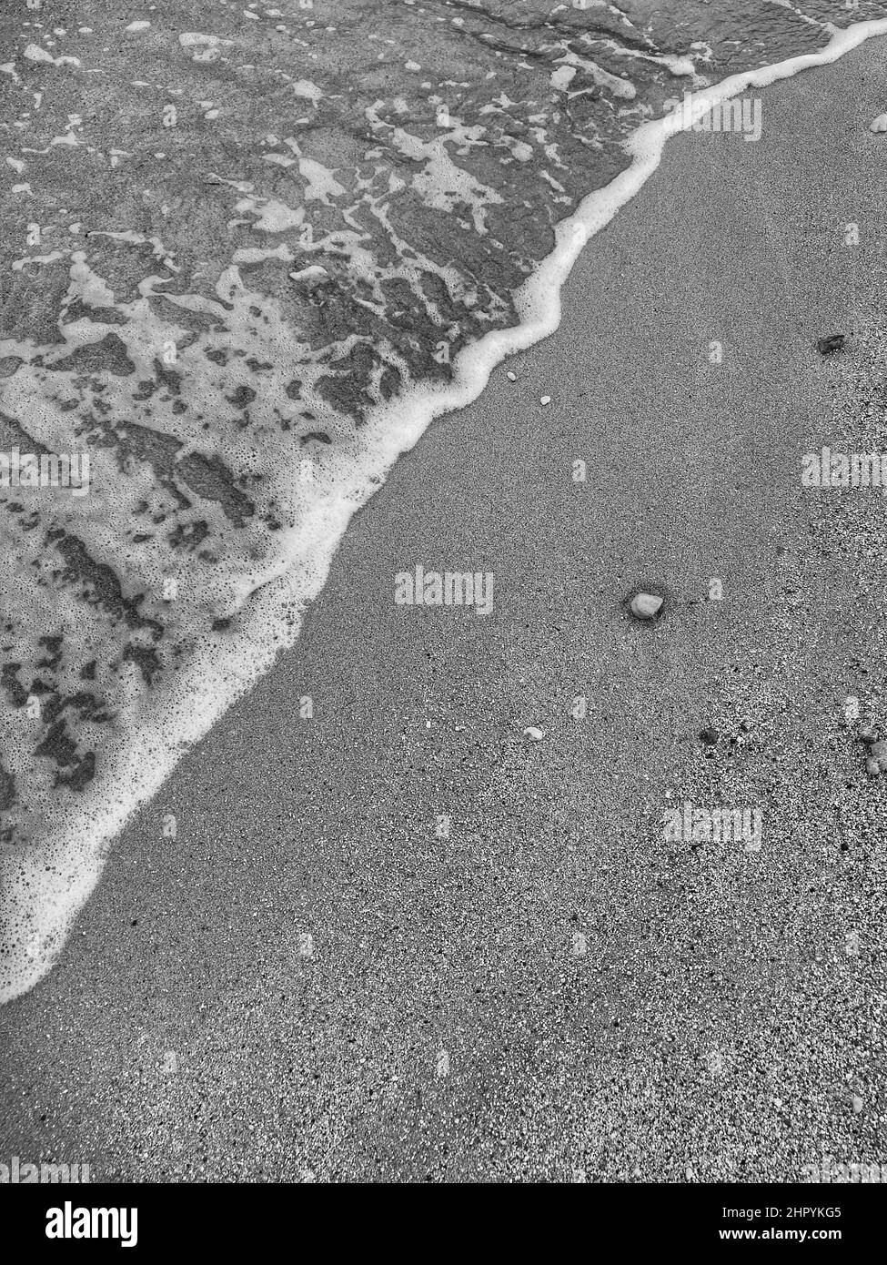 Top Graustufen Aufnahme eines Sandstrandes Stockfoto