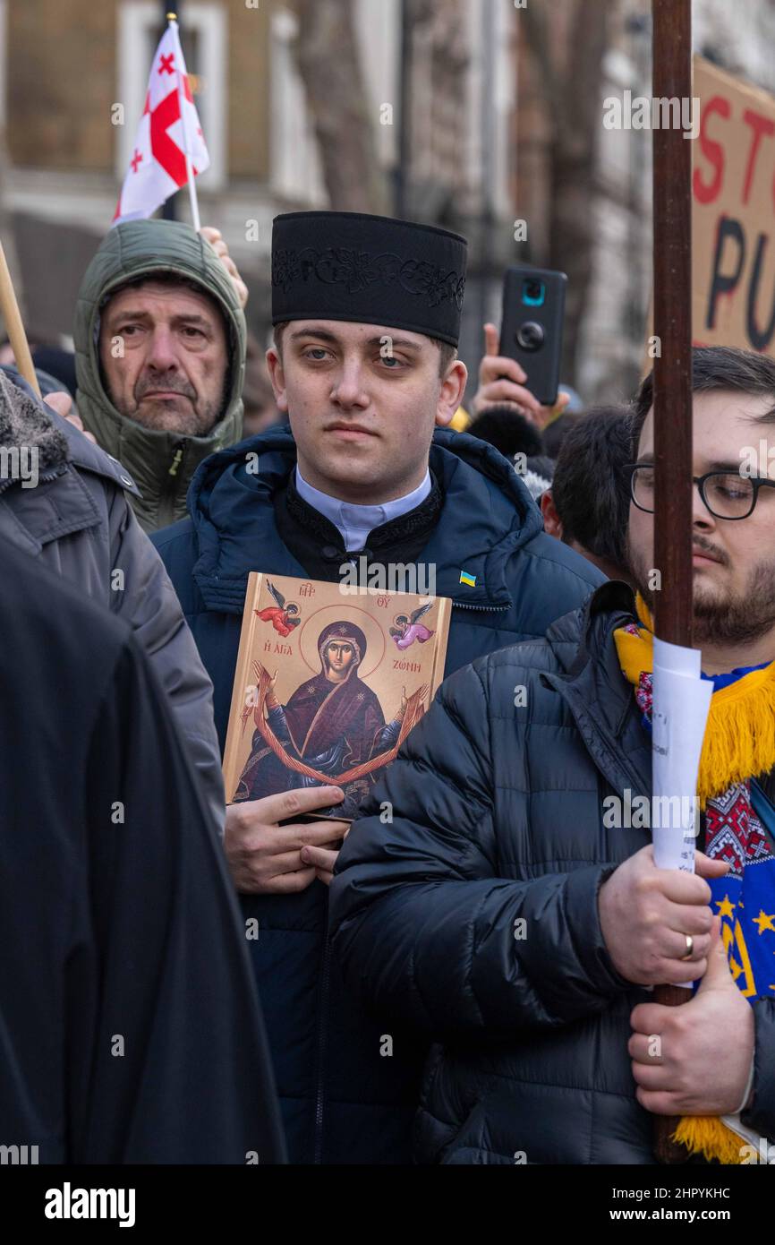 London, Großbritannien. 24th. Februar 2022. Ukraine Anti-Russland-Demonstranten in Whitehall London Großbritannien Kredit: Ian Davidson/Alamy Live News Stockfoto