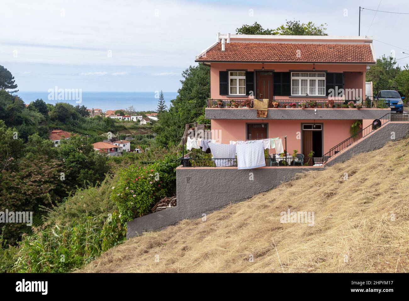 SANTANA, PORTUGAL - 21. AUGUST 2021: Dies ist eines der Wohnhäuser im Hochland, an einem steilen Hang gebaut. Stockfoto