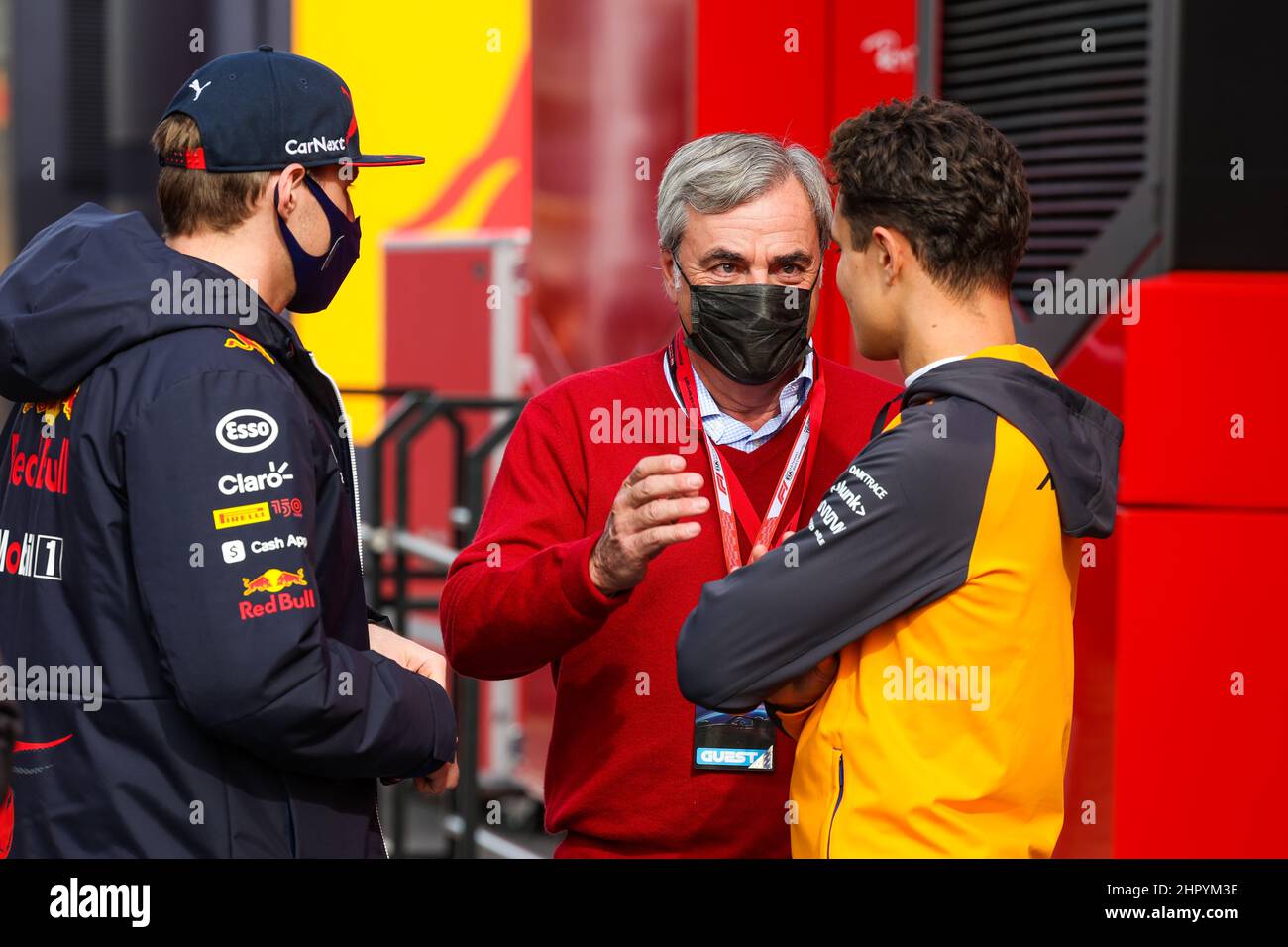 SAINZ Carlos Senior, Vater von Carlos Junior im Gespräch mit VERSTAPPEN Max (NED), Red Bull Racing RB18, Und NORRIS Lando (gbr), McLaren F1 Team MCL36, Portrait während der Vorsaison-Rennserie vor der FIA Formel-1-Weltmeisterschaft 2022, auf dem Circuit de Barcelona-Catalunya, vom 23. Bis 25. Februar 2022 in Montmelo, bei Barcelona, Spanien - Foto Florent Gooden / DPPI Stockfoto