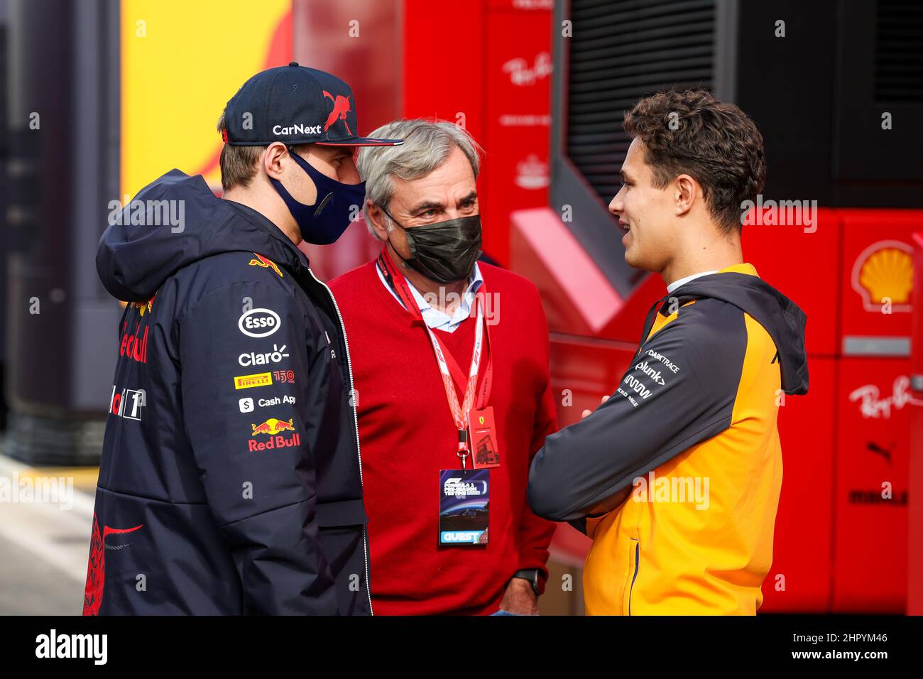SAINZ Carlos Senior, Vater von Carlos Junior im Gespräch mit VERSTAPPEN Max (NED), Red Bull Racing RB18, Und NORRIS Lando (gbr), McLaren F1 Team MCL36, Portrait während der Vorsaison-Rennserie vor der FIA Formel-1-Weltmeisterschaft 2022, auf dem Circuit de Barcelona-Catalunya, vom 23. Bis 25. Februar 2022 in Montmelo, bei Barcelona, Spanien - Foto Florent Gooden / DPPI Stockfoto