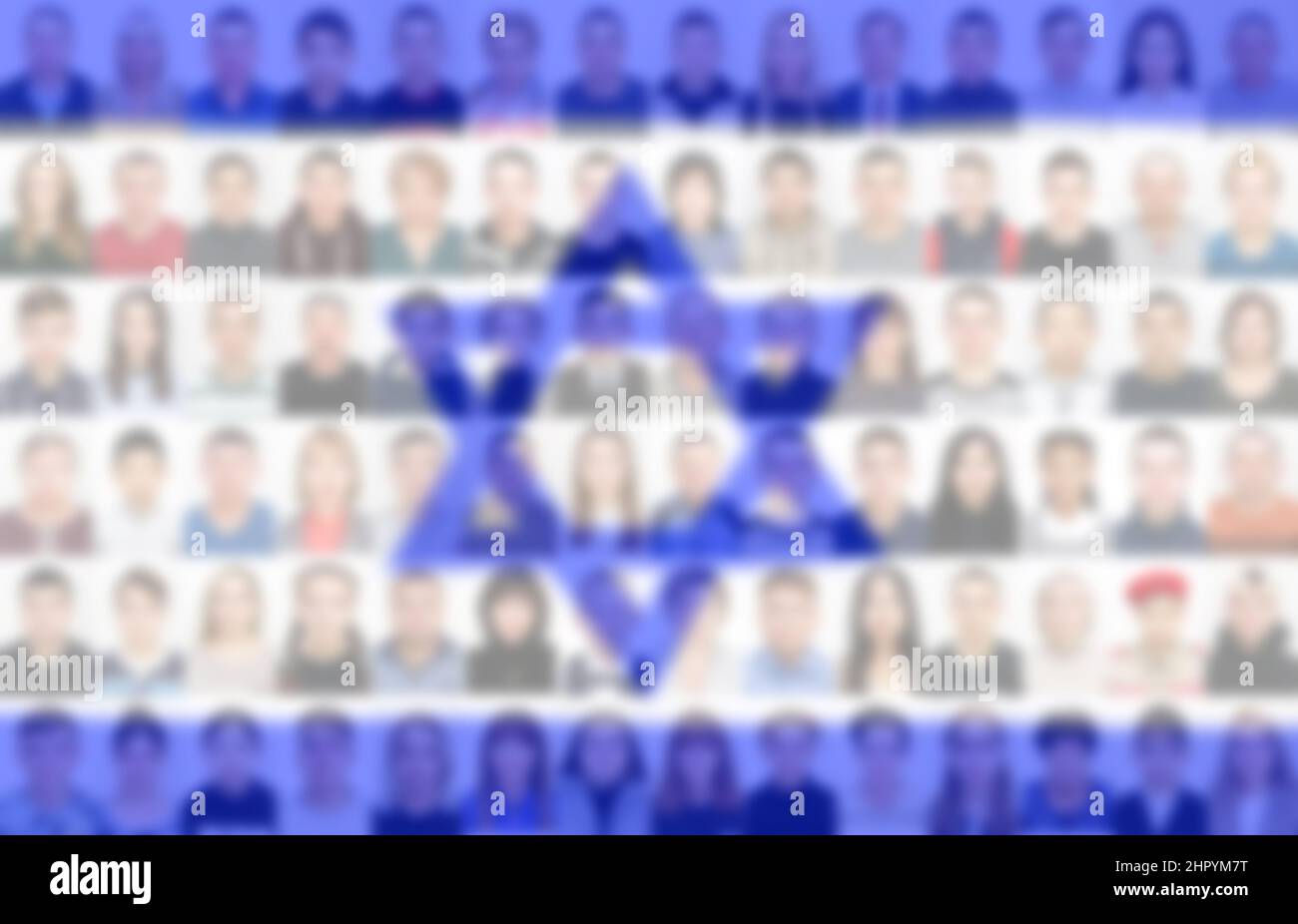 Portraits vieler Menschen auf dem Hintergrund der Flagge Israels.das Konzept der Bevölkerung und des demografischen Zustands des Landes. Stockfoto