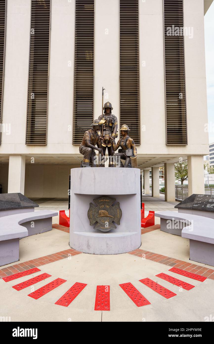 Tallahassee, FL, USA - 18. Februar 2022: Florida State Capitol Building Firefighter Memorial Stockfoto