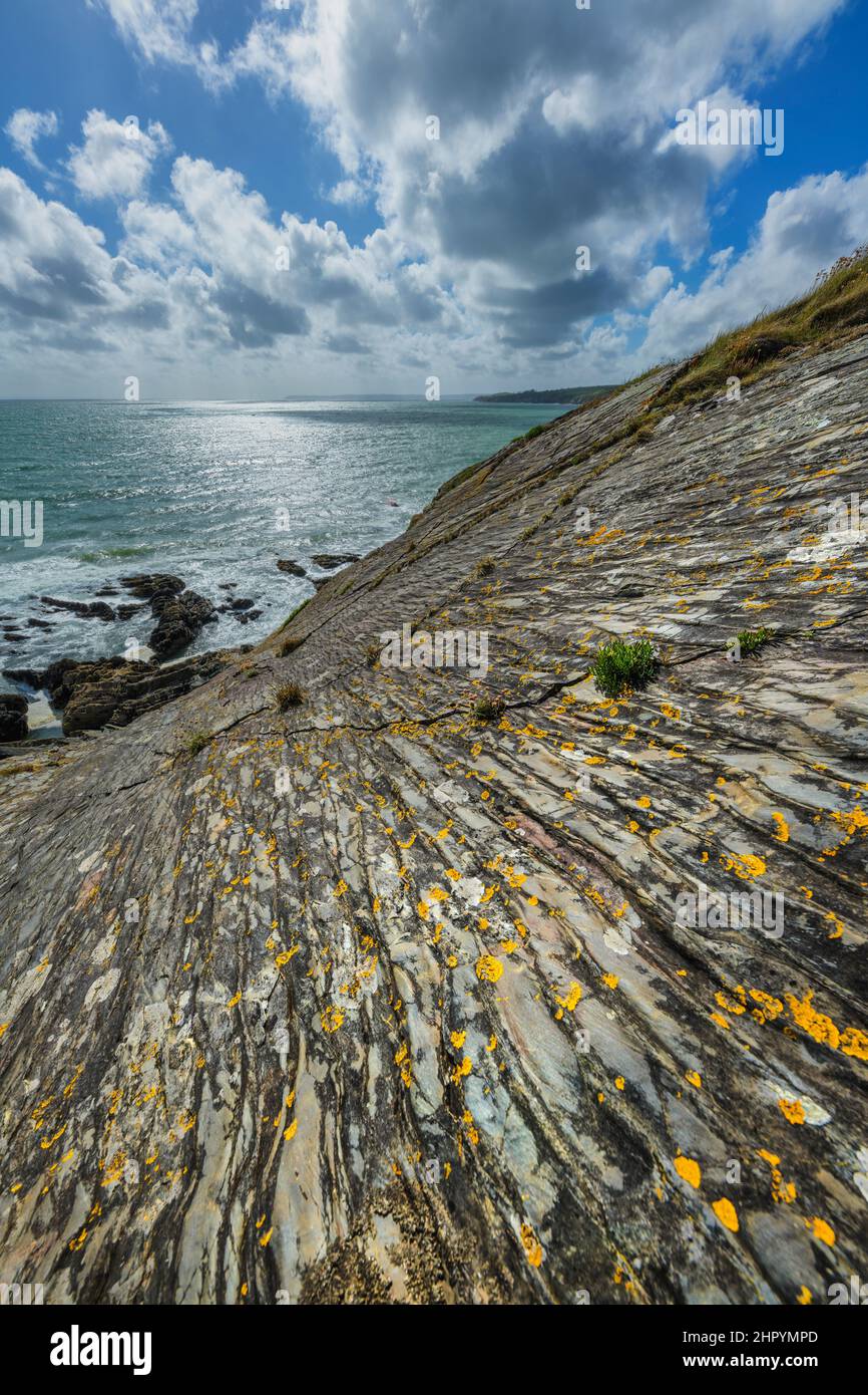 Ripplemarken und gelbe Flechten an der bretonischen Küste. Halbinsel Crozon, Richtung Pointe de Keric, Finistere, Bretagne, Frankreich Stockfoto