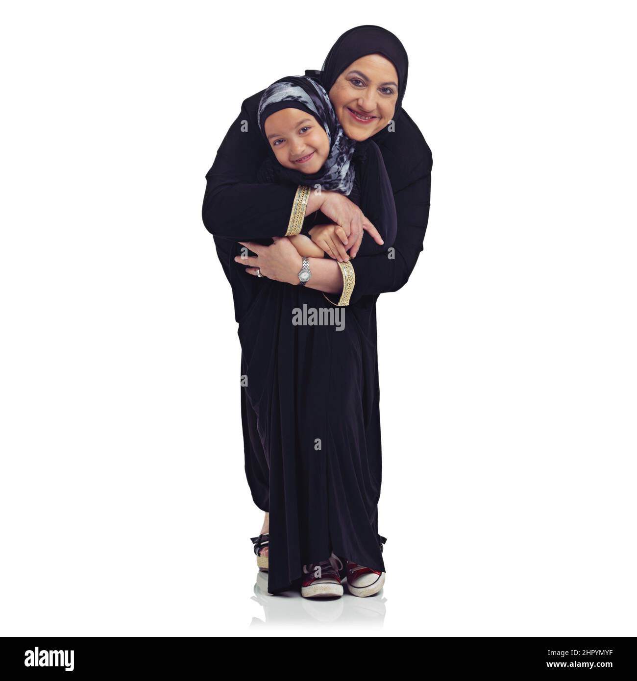 Shes ein kleiner Engel. Studioportrait einer glücklichen muslimischen Großmutter und Enkelin isoliert auf Weiß. Stockfoto