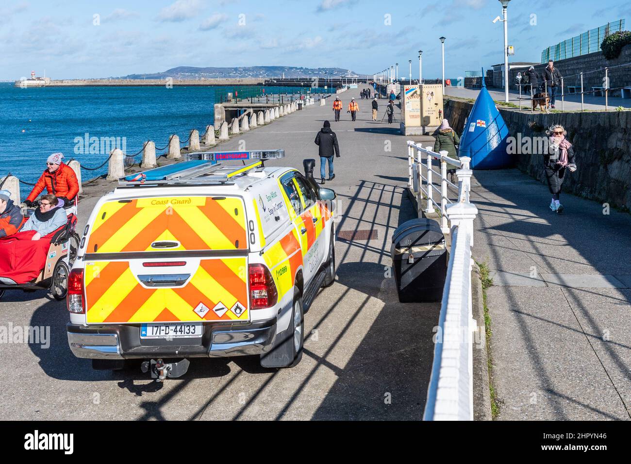 Dun Laoghaire, Irland. 24th. Februar 2022. Mitglieder der irischen Küstenwache im Hafen von Dun Laoghaire suchen nach einer vermissten Person. Quelle: AG News/Alamy Live News Stockfoto Dun Laoghaire, Irland. 24th. Februar 2022. Mitglieder der irischen Küstenwache im Hafen von Dun Laoghaire suchen nach einer vermissten Person. Quelle: AG News/Alamy Live News Stockfoto