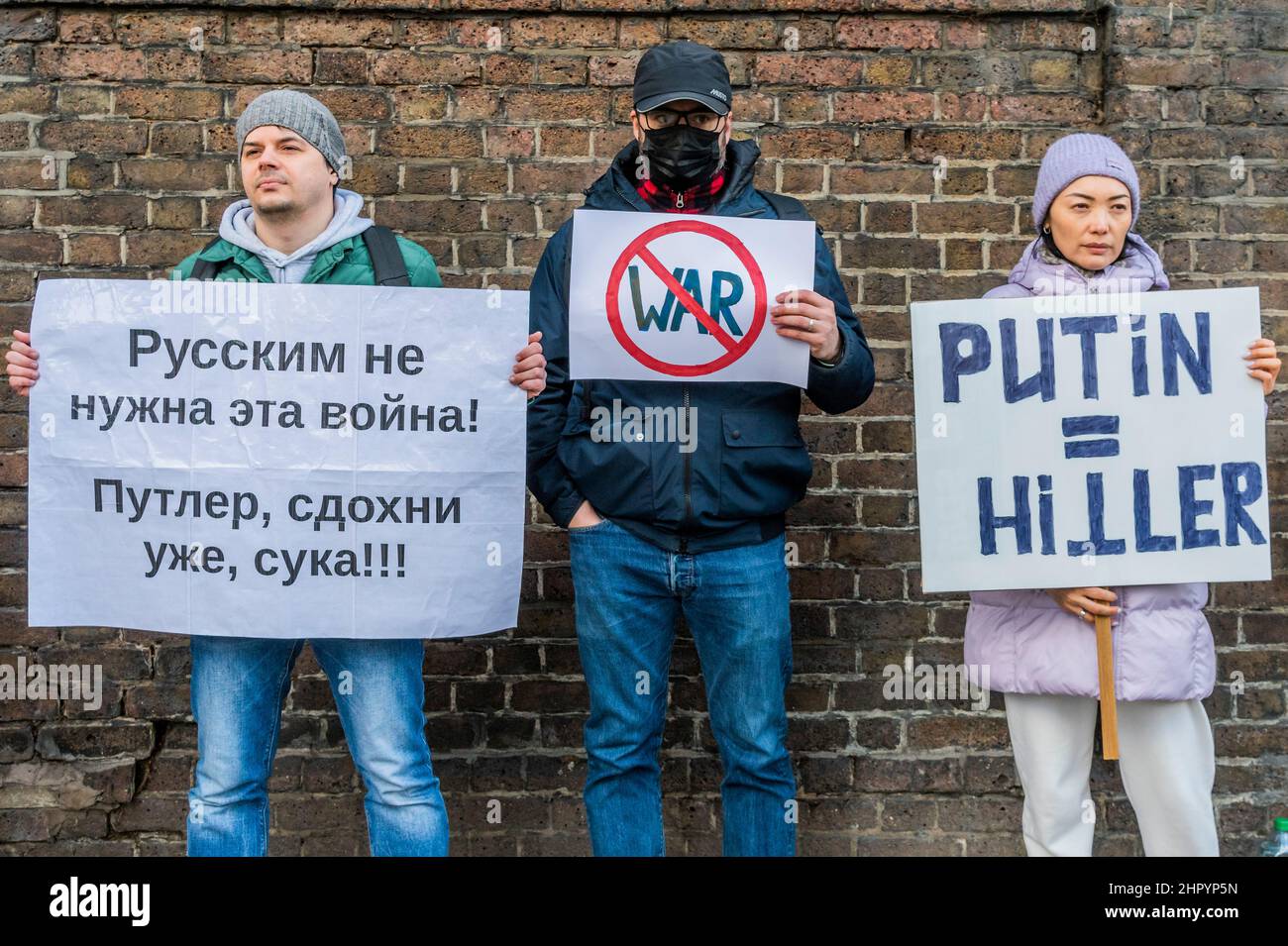 London, Großbritannien. 24th. Februar 2022. Putin mit Hitler vergleichen - Ukrainer und Russen versammeln sich vor der russischen Botschaft in London, um zu fordern, dass Putin den Krieg und die Invasion der Ukraine beendet. Kredit: Guy Bell/Alamy Live Nachrichten Stockfoto