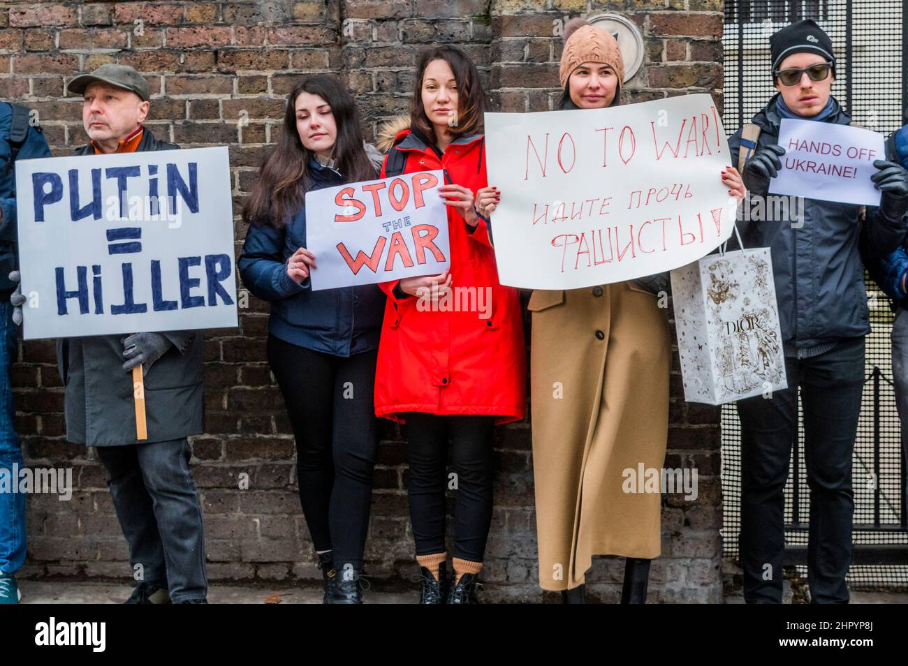 London, Großbritannien. 24th. Februar 2022. Putin mit Hitler vergleichen - Ukrainer und Russen versammeln sich vor der russischen Botschaft in London, um zu fordern, dass Putin den Krieg und die Invasion der Ukraine beendet. Kredit: Guy Bell/Alamy Live Nachrichten Stockfoto