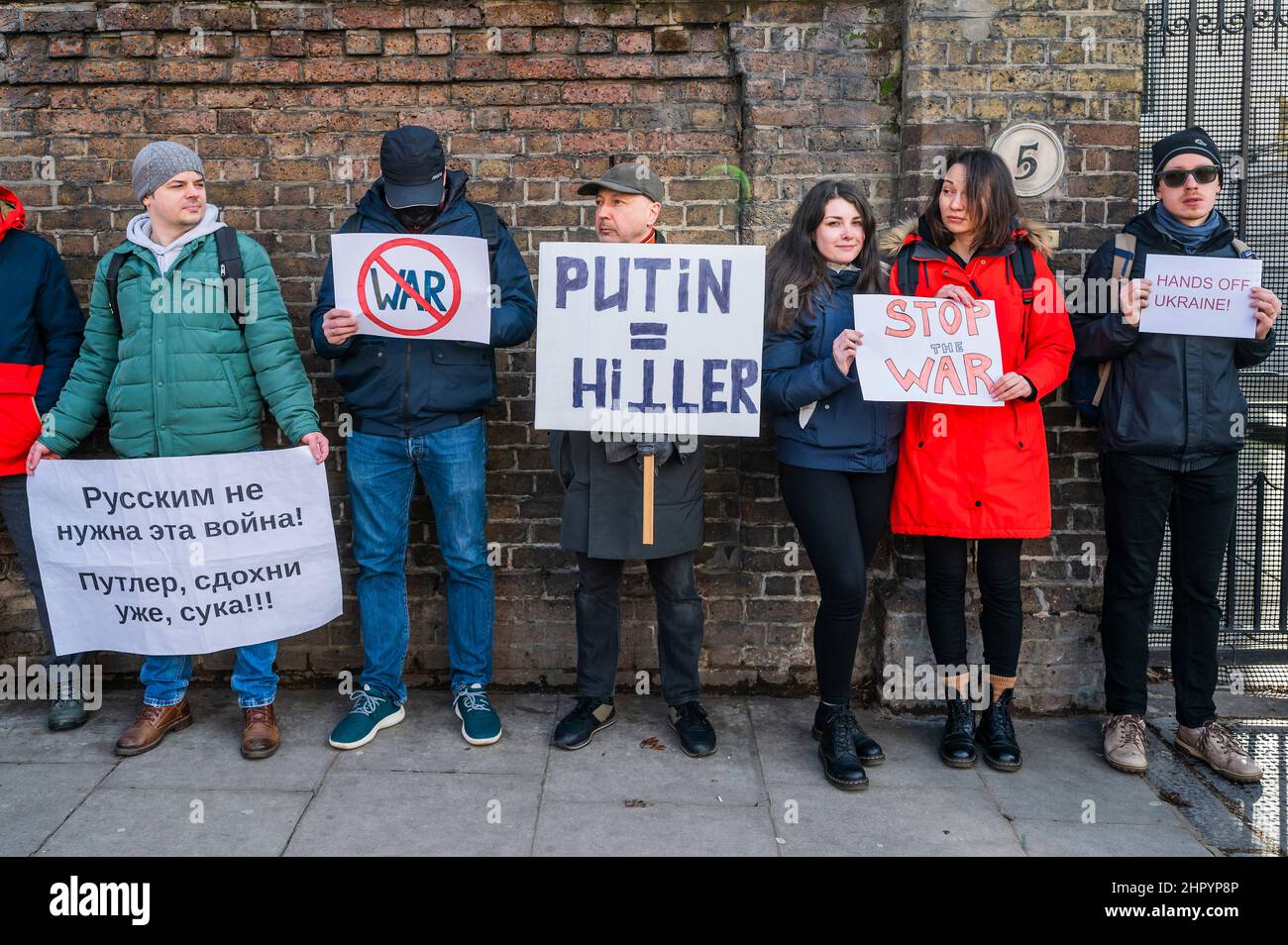 London, Großbritannien. 24th. Februar 2022. Putin mit Hitler vergleichen - Ukrainer und Russen versammeln sich vor der russischen Botschaft in London, um zu fordern, dass Putin den Krieg und die Invasion der Ukraine beendet. Kredit: Guy Bell/Alamy Live Nachrichten Stockfoto