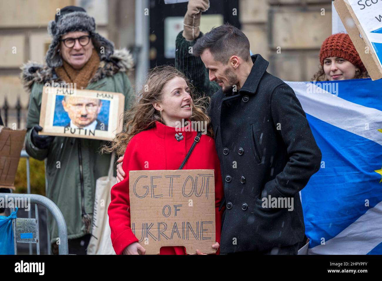Edinburgh, Großbritannien. 24. Februar 2022 im Bild: Demonstranten versammeln sich vor dem russischen Generalkonsulat in Edinburgh, um gegen die Invasion der Ukraine durch Russland zu demonstrieren. Kredit: Rich Dyson/Alamy Live Nachrichten Stockfoto