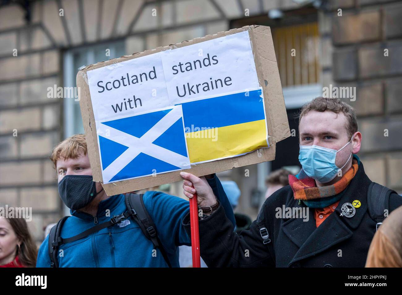 Edinburgh, Großbritannien. 24. Februar 2022 im Bild: Demonstranten versammeln sich vor dem russischen Generalkonsulat in Edinburgh, um gegen die Invasion der Ukraine durch Russland zu demonstrieren. Kredit: Rich Dyson/Alamy Live Nachrichten Stockfoto