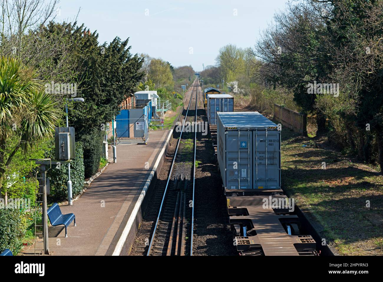 Güterzug, der durch den Bahnhof Trimley auf dem Weg zum Hafen von Felixstowe Suffolk UK fährt Stockfoto