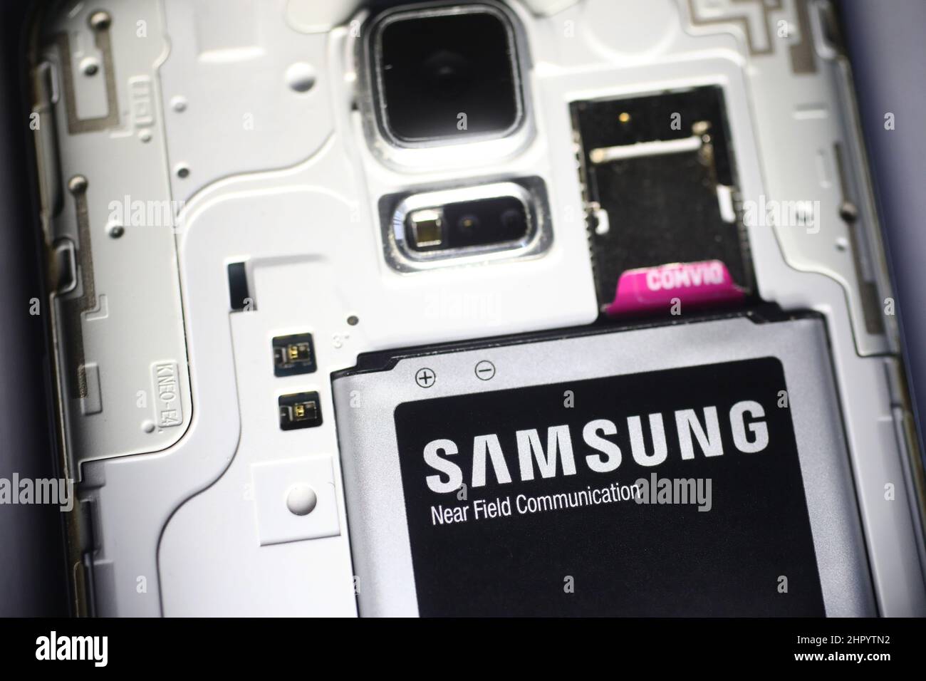 Altes Samsung Handy mit Akku und SIM-Karte Stockfotografie - Alamy