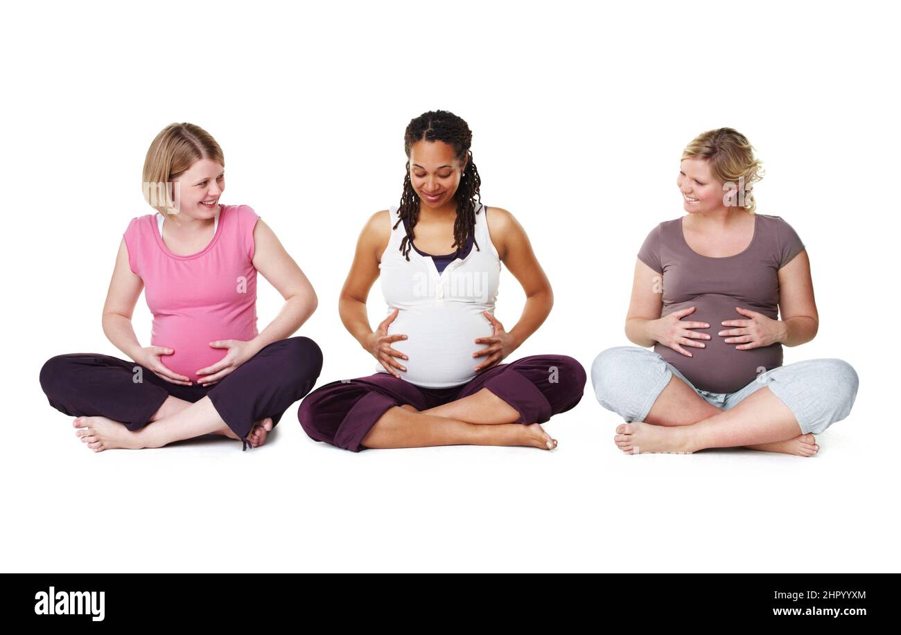 Teilen ihrer Erfahrungen. Schwanger Freunde sitzen zusammen in einer Reihe, während isoliert auf weiß. Stockfoto