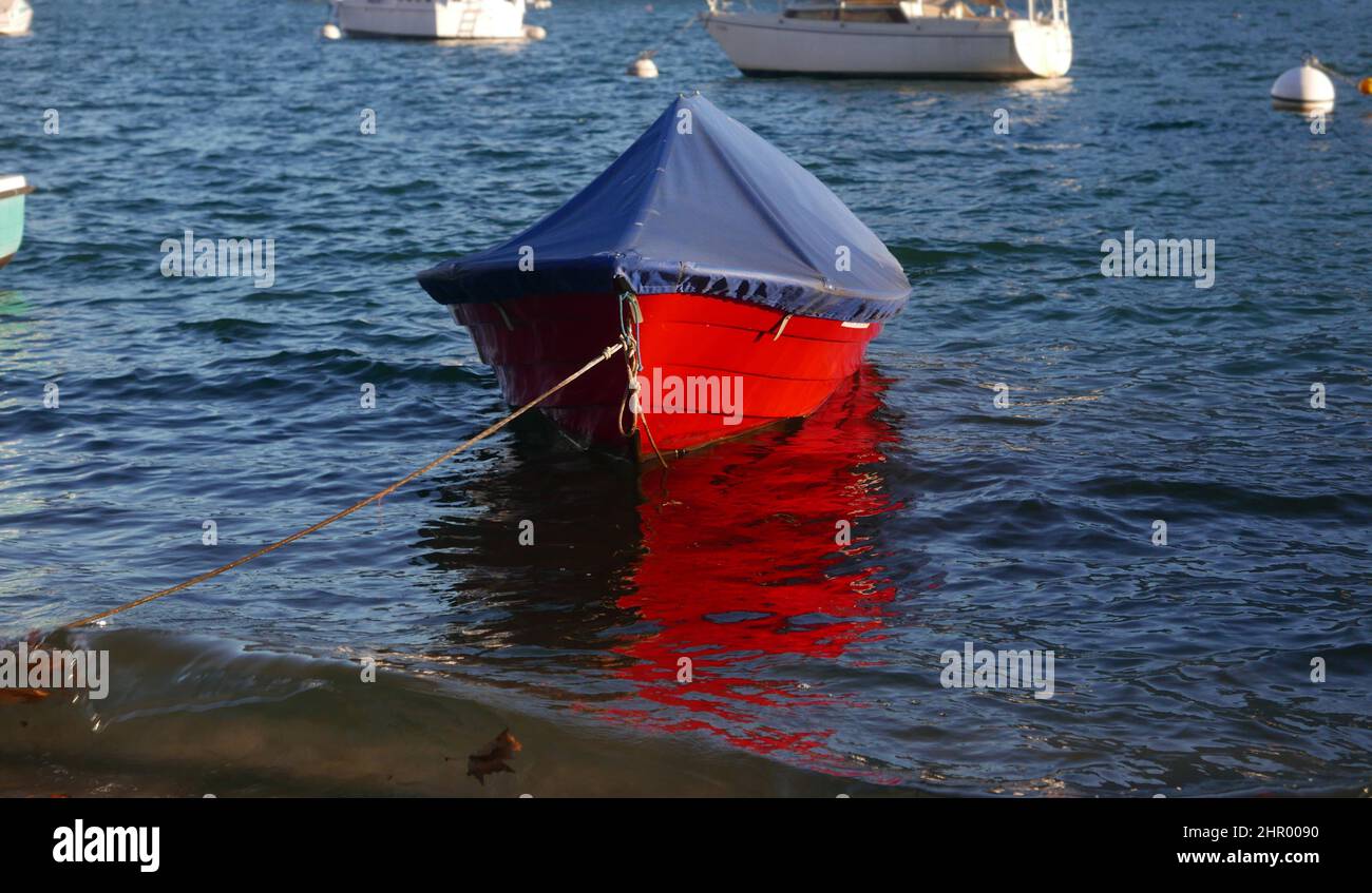 Klassisches rotes kleines Boot, Festanlegeplatz Stockfoto