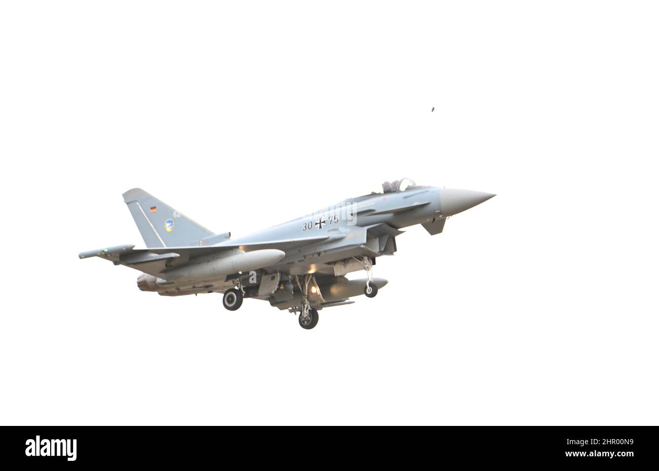 Neuburg An Der Donau, Deutschland. 24th. Februar 2022. Ein Eurofighter landet auf dem Luftstützpunkt. Als Reaktion auf die wachsenden Spannungen bereiten sich die deutschen Streitkräfte darauf vor, mehr Eurofighter nach Rumänien zu verlegen, um die südöstliche Flanke der NATO zu schützen. Quelle: Felix Hörhager/dpa/Alamy Live News Stockfoto