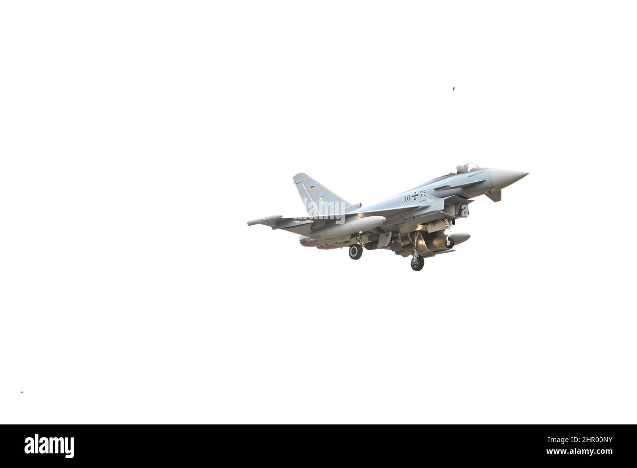 Neuburg An Der Donau, Deutschland. 24th. Februar 2022. Ein Eurofighter landet auf dem Luftstützpunkt. Als Reaktion auf die wachsenden Spannungen bereiten sich die deutschen Streitkräfte darauf vor, mehr Eurofighter nach Rumänien zu verlegen, um die südöstliche Flanke der NATO zu schützen. Quelle: Felix Hörhager/dpa/Alamy Live News Stockfoto