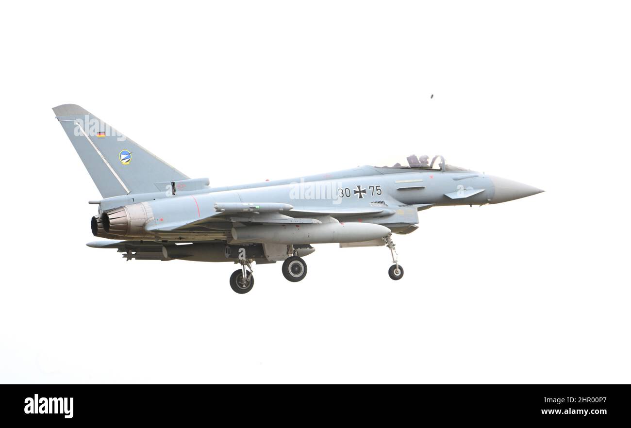 Neuburg An Der Donau, Deutschland. 24th. Februar 2022. Ein Eurofighter landet auf dem Luftstützpunkt. Als Reaktion auf die wachsenden Spannungen bereiten sich die deutschen Streitkräfte darauf vor, mehr Eurofighter nach Rumänien zu verlegen, um die südöstliche Flanke der NATO zu schützen. Quelle: Felix Hörhager/dpa/Alamy Live News Stockfoto