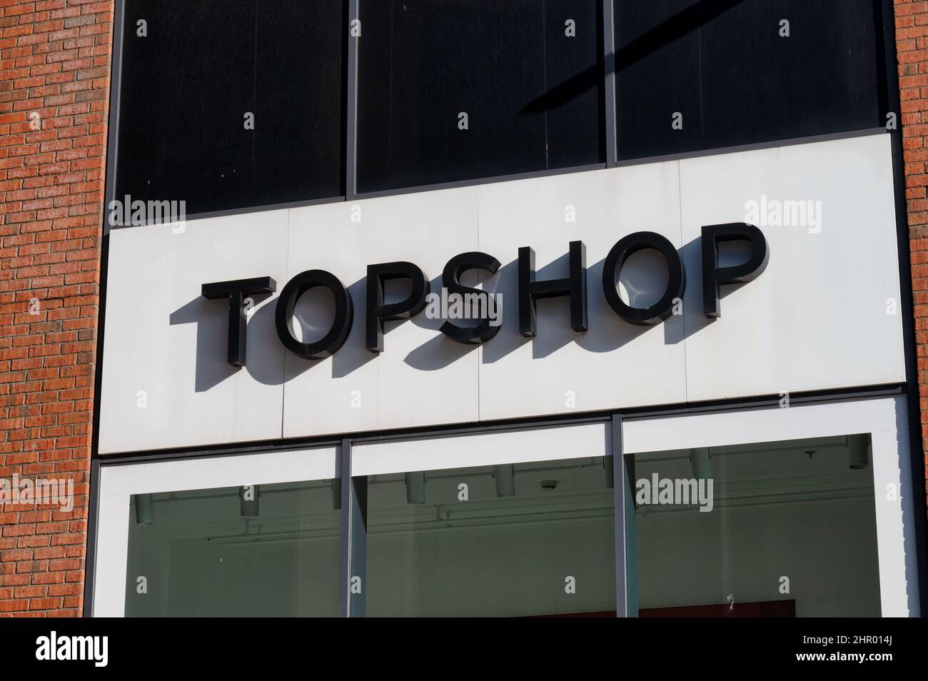 Belfast, Großbritannien - 19. Februar 2022: Das Schild für den Topshop Store im Stadtzentrum von Belfast. Stockfoto