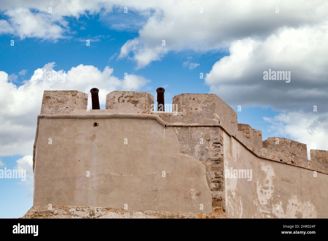 Kanonen an der Mauer von Tanger, wenige Meter vom Hafen entfernt. Stockfoto