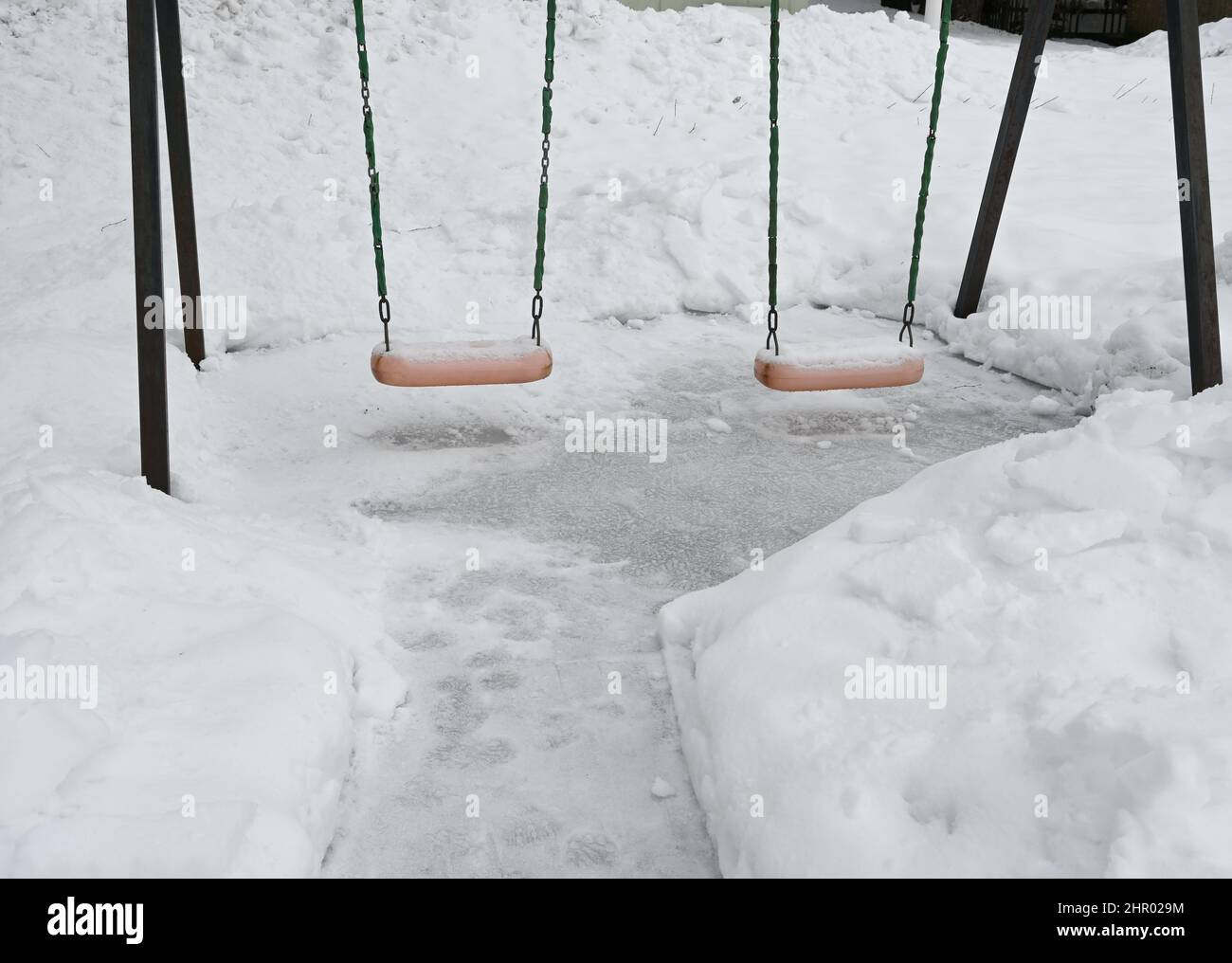 Schaukeln Sie im Winter auf dem Spielplatz auf dem Hof in Finnland Stockfoto
