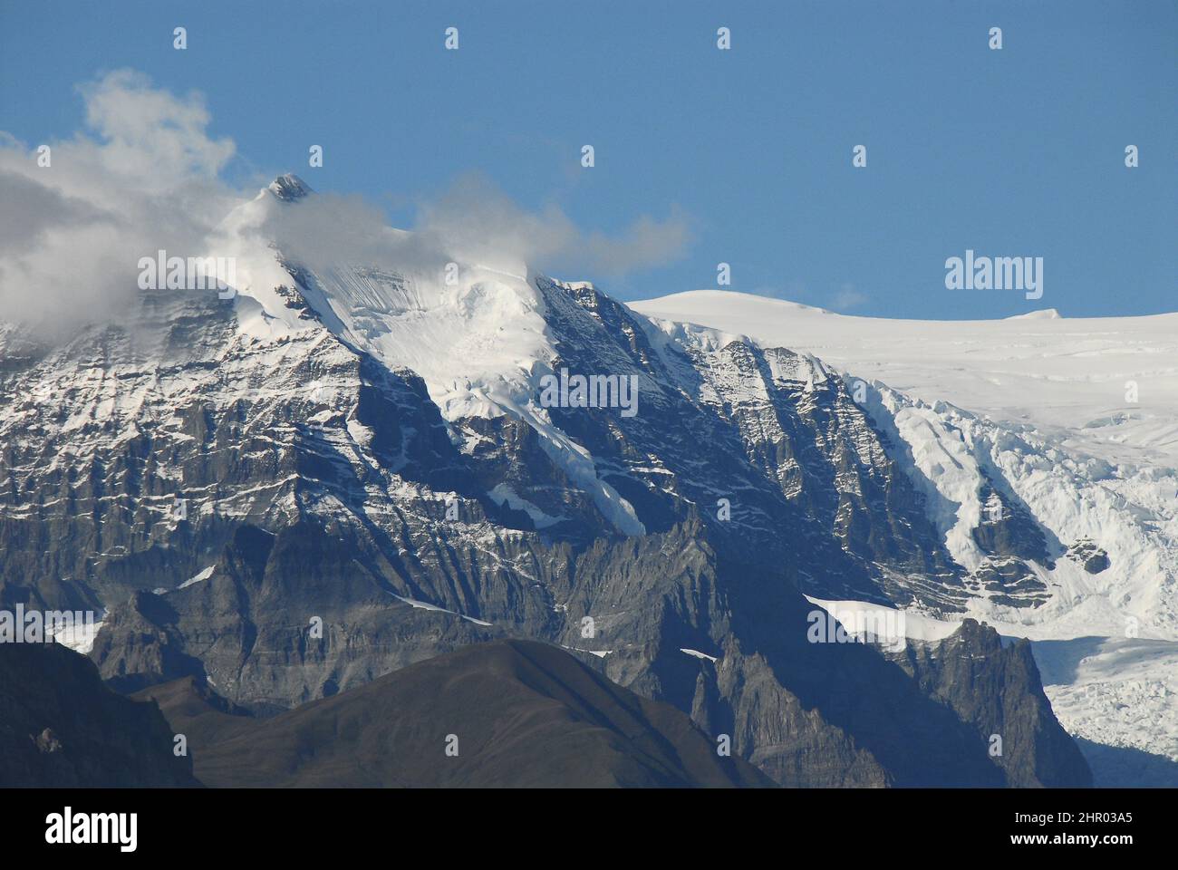 Klimawandel- Alaska- Panoramalandschaft des schmelzenden Ketticott-Gletschers in den schneebedeckten Bergen der Wrangell-St. Elias Nationalpark. Stockfoto