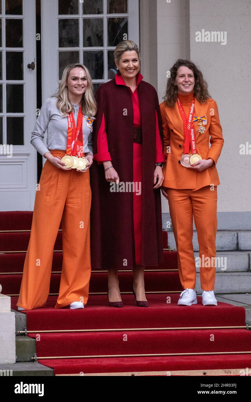 Niederlande, Den Haag am 22/02/2022. König Willem-Alexander und Königin Maxima Zorreguieta erhalten die Sportmedaillen bei den Olympischen Winterspielen im Noord Stockfoto