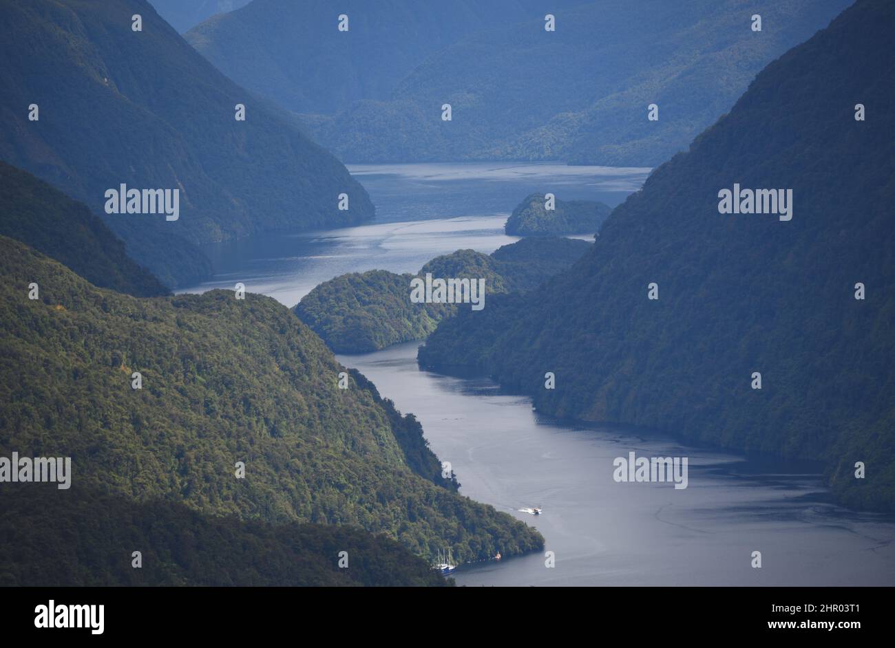 Panoramablick auf den abgelegenen und wunderschön nebligen Doubtful Sound Fjord im äußersten Südwesten Neuseelands. Stockfoto