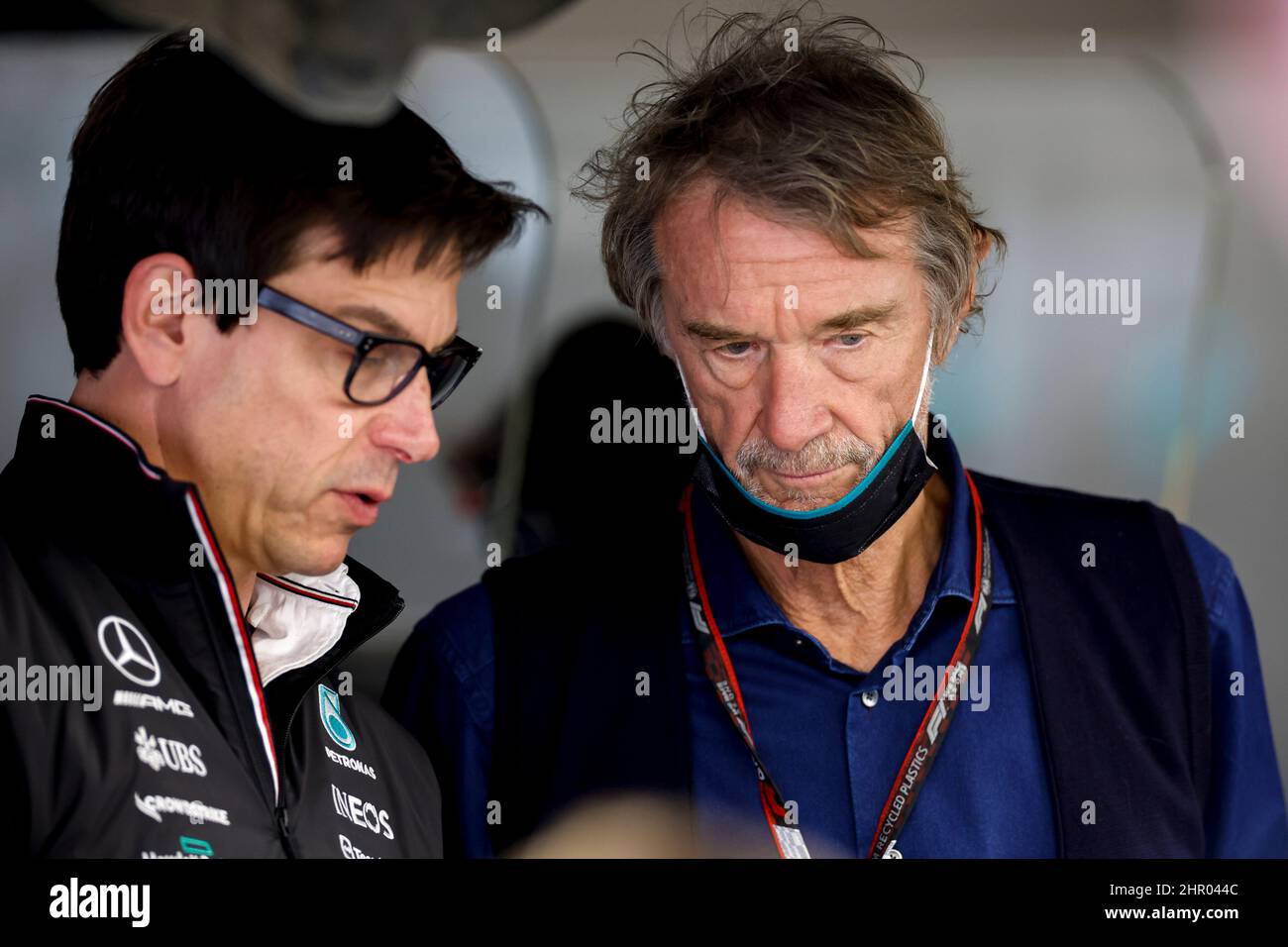 Barcelona, Spanien. 24th. Februar 2022. Toto Wolff (AUT, Mercedes-AMG Petronas Formula One Team), Sir James Arthur 'Jim' Ratcliffe (GBR, CEO von INEOS), F1 Pre-Season Testing auf dem Circuit de Barcelona-Catalunya am 24. Februar 2022 in Barcelona, Spanien. (Foto von HIGH TWO) Quelle: dpa/Alamy Live News Stockfoto