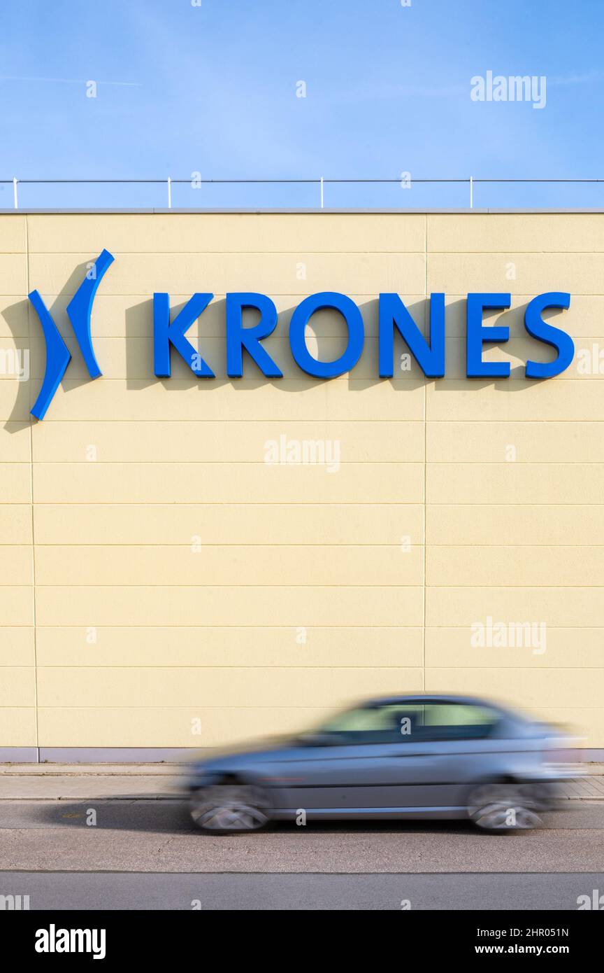 Neutraubling, Deutschland. 24th. Februar 2022. Logo der Krones AG auf einem Fabrikgebäude. Quelle: Armin Weigel/dpa/Alamy Live News Stockfoto