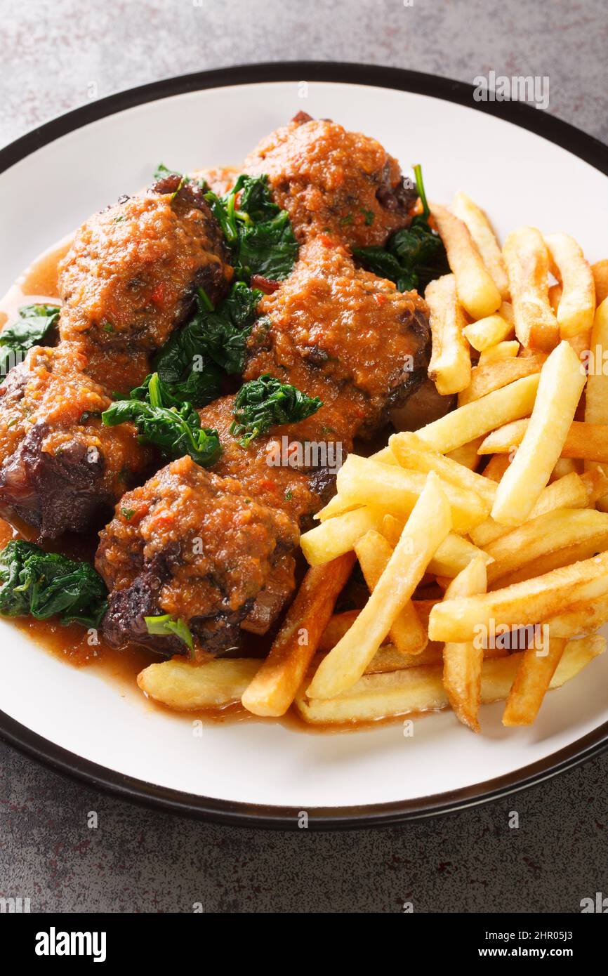 Spanish Bull Tail Stew Rabo De Toro serviert mit französisch braten Nahaufnahme in der Platte auf dem Tisch. Vertikal Stockfoto