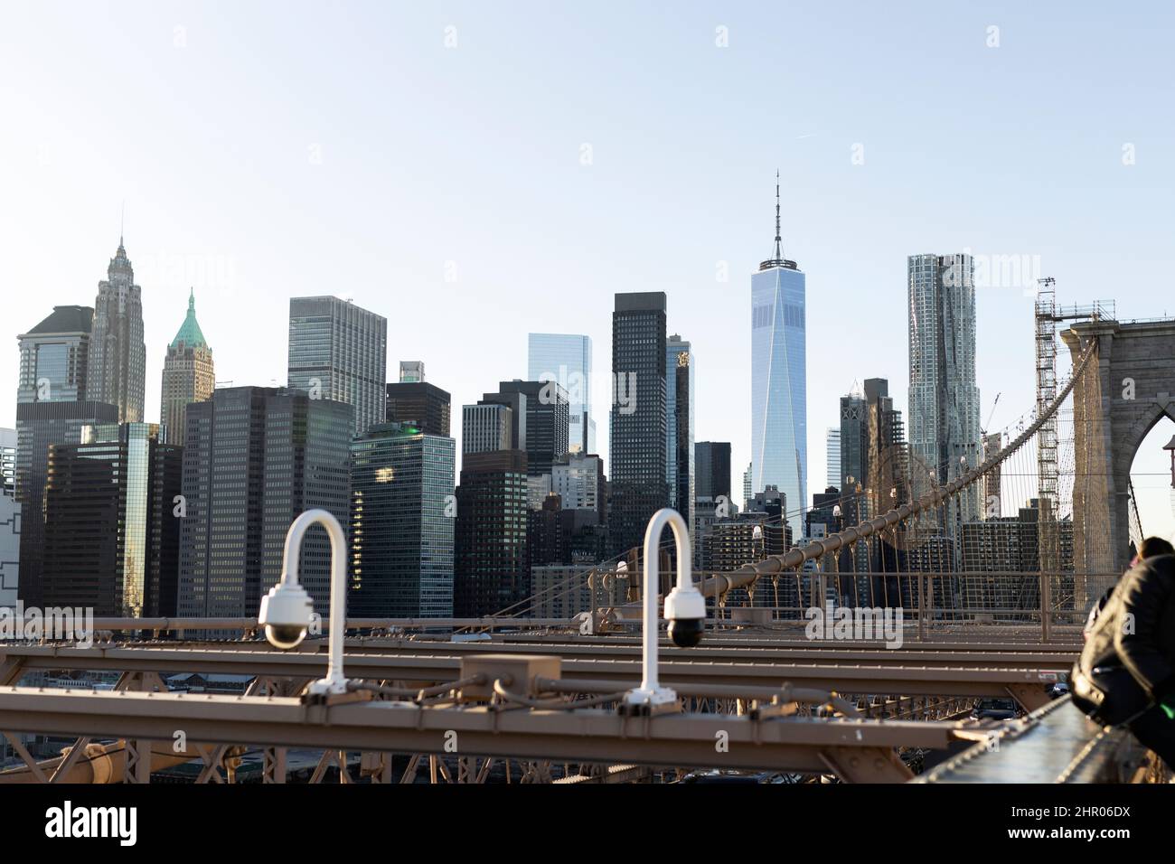 Blick auf die Skyline und das One World Trace Center von der Brooklyn Bridge in New York City, USA. Stockfoto