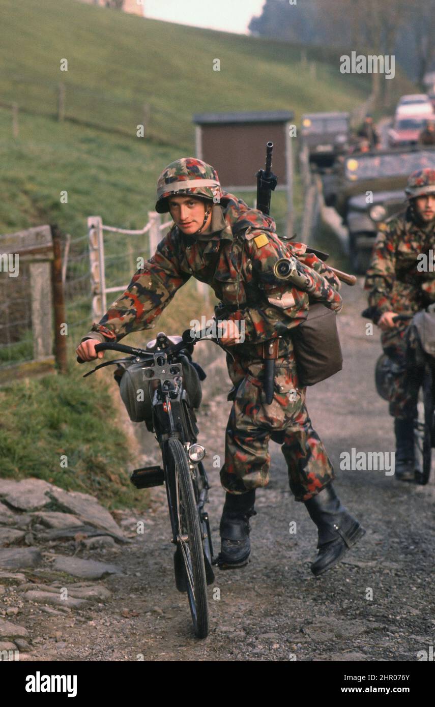 - Militärübungen der Schweizer Armee, Radsportinfanterie (November 1989) - Esercitazioni militari dell'esercito Svizzero, fanteria ciclista (Novembre1989) Stockfoto