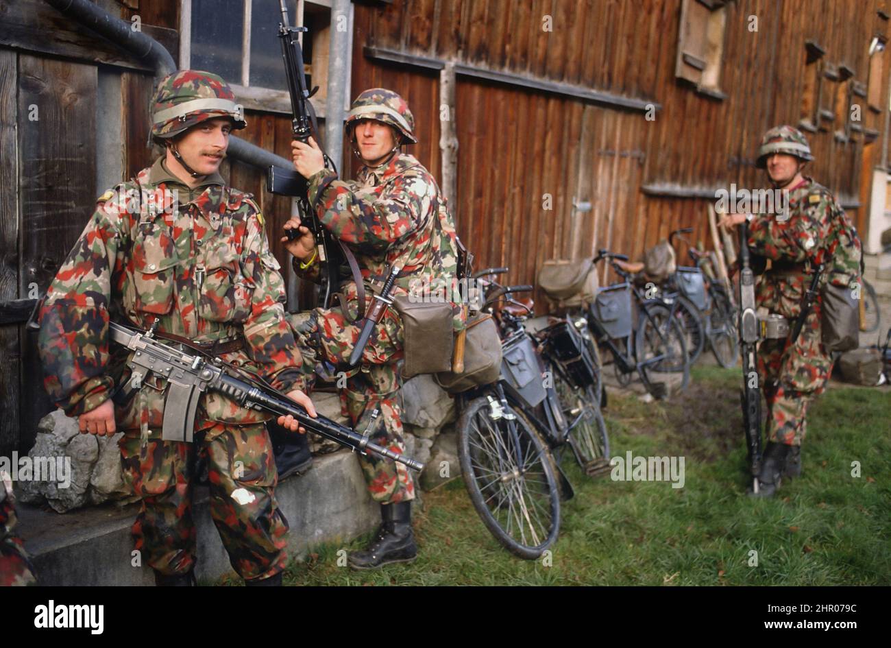 - Militärübungen der Schweizer Armee, Radsportinfanterie (November 1989) - Esercitazioni militari dell'esercito Svizzero, fanteria ciclista (Novembre1989) Stockfoto