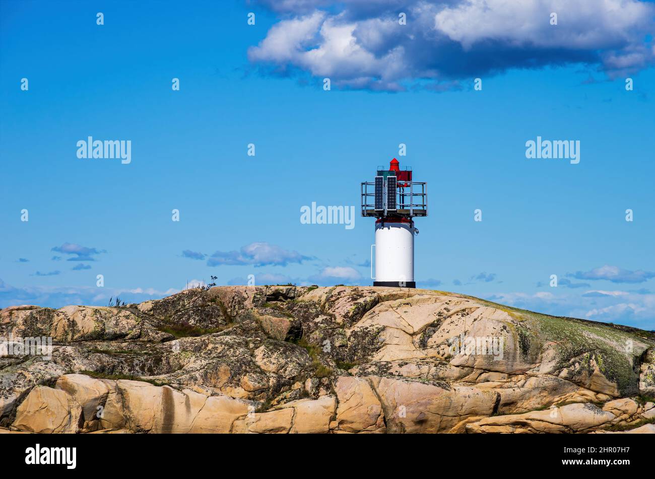 Navigationsmarkierung auf einem Skerry vor Strömstad, Bohuslän, Västra Götalands län, Schweden. Stockfoto