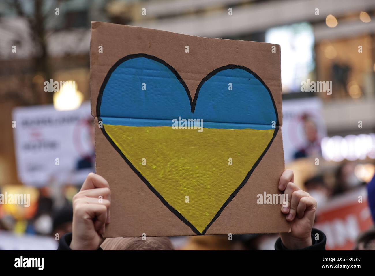 Düsseldorf 19.03.2022 Friedensfahne Friedensflagge Frieden ukrainische  Fahne Flagge der
