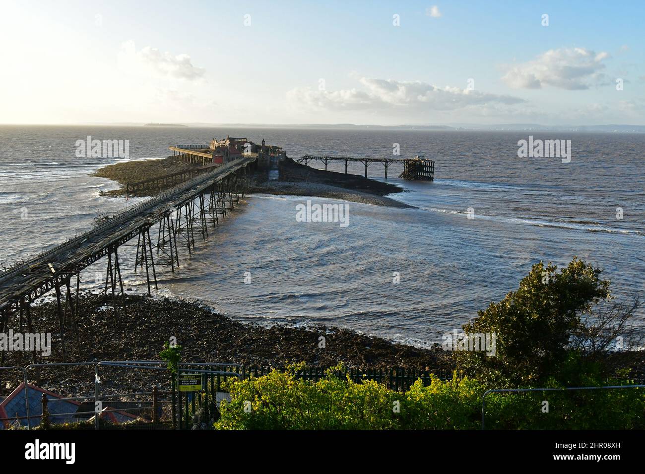 An einem sehr windigen Nachmittag am Birnbeck Pier in Weston-Super Mare kann man alles von oben sehen, was von beschädigten, verdrehten Metallteilen und zertrümmerten Bodenbrettern zum alten Pier führt, der zum ersten Mal ca. 150 Jahre in Ordnung war. Bildquelle: Robert Timoney/Alamy Live News Stockfoto