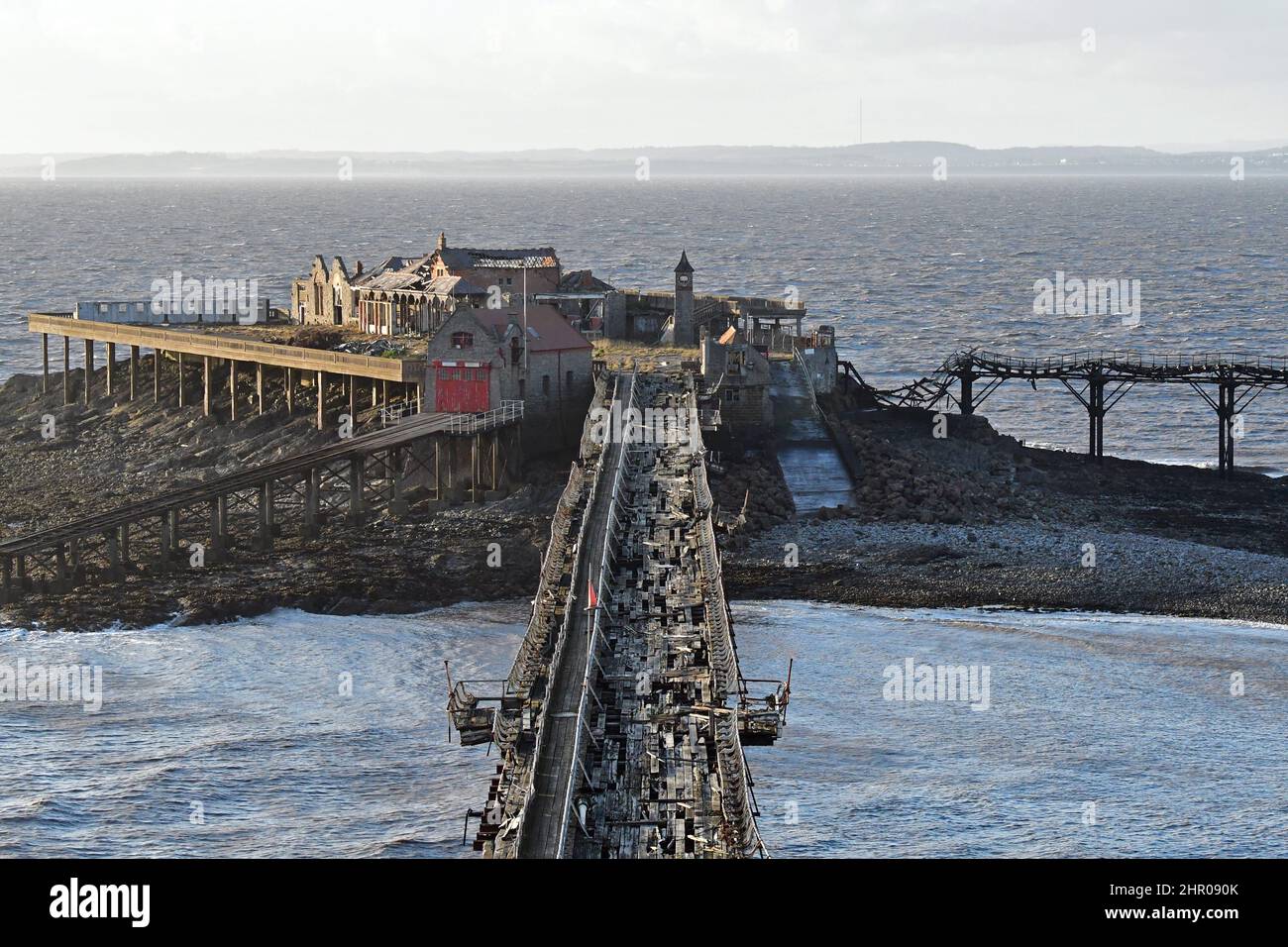An einem sehr windigen Nachmittag am Birnbeck Pier in Weston-Super Mare kann man alles von oben sehen, was von beschädigten, verdrehten Metallteilen und zertrümmerten Bodenbrettern zum alten Pier führt, der zum ersten Mal ca. 150 Jahre in Ordnung war. Bildquelle: Robert Timoney/Alamy Live News Stockfoto