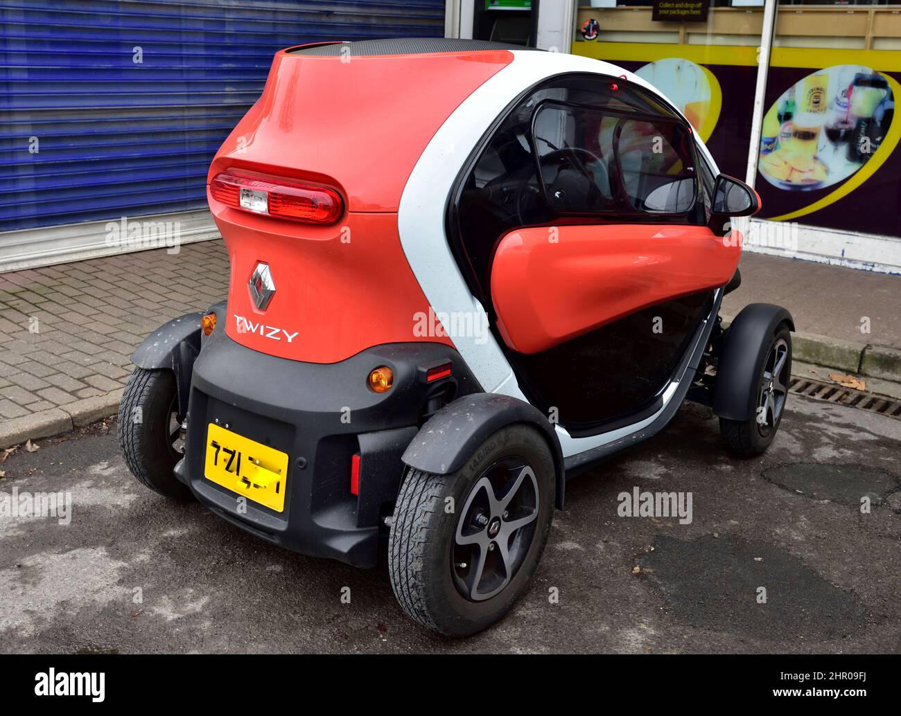 Renault Twizy Elektro-Stadtauto geparkt in Einkaufsviertel von Hook, Hampshire, Großbritannien Stockfoto